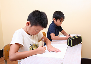 勉強する小学生